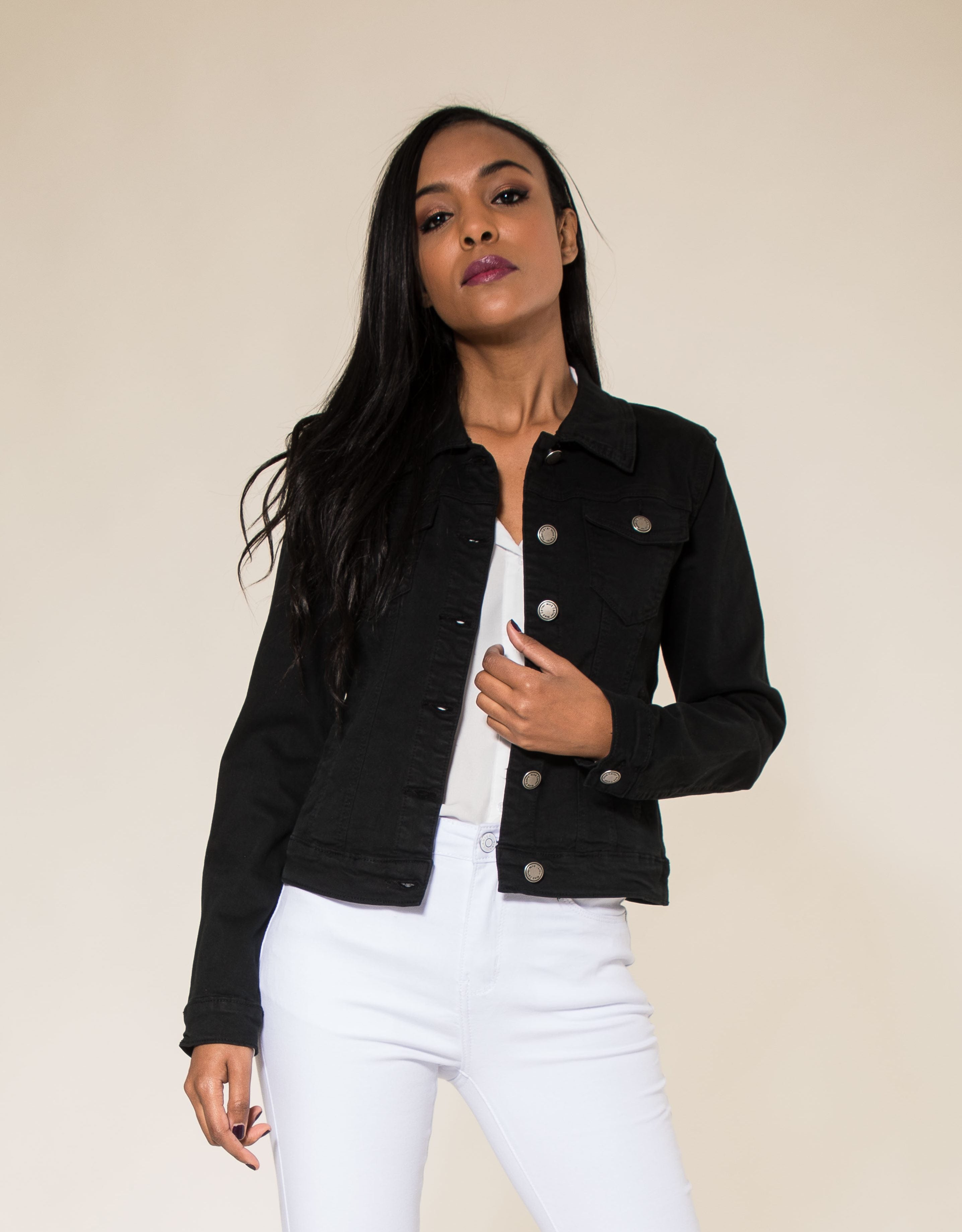 Black jean jacket womens hot sale outfit